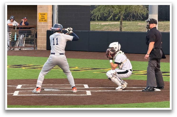 A baseball player is at bat, holding a bat and waiting for the pitch. The catcher and umpire are also present, ready for the play. Contenido generado con IA