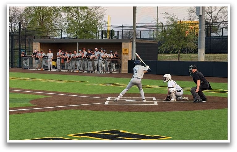A baseball game is taking place with a batter, catcher, and umpire. Contenido generado con IA