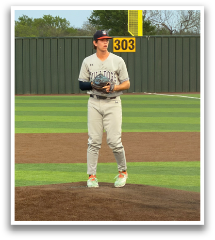 A baseball player is standing on a pitcher's mound, holding a baseball in his hand. Contenido generado con IA