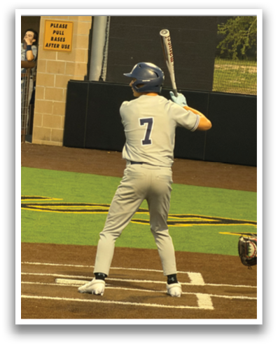 A baseball player is at bat, holding a bat and getting ready to swing. The catcher is positioned behind him, wearing a baseball glove. Contenido generado con IA