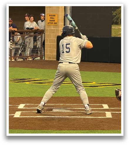 A baseball player is swinging a bat, attempting to hit a ball. The batter is wearing a helmet and is in the process of swinging. The catcher is positioned behind the batter, ready to catch the ball. The scene takes place on a baseball field, with several other players on the field. Contenido generado con IA