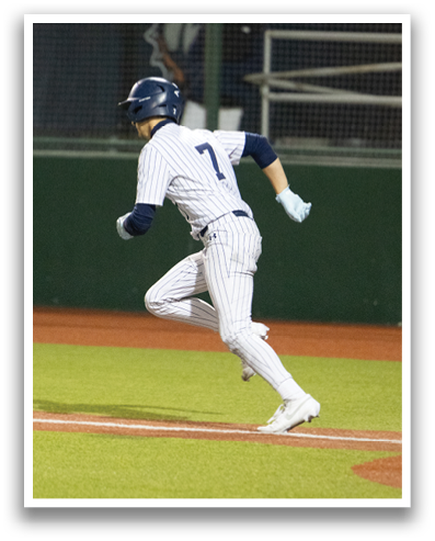 A baseball player wearing a blue helmet and white uniform is running on the field. Contenido generado con IA