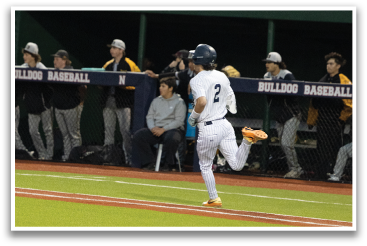 A baseball player is running on the field, wearing a blue shirt. Contenido generado con IA