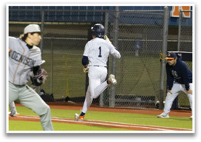 A baseball player is running towards a base while another player is trying to catch the ball. Contenido generado con IA
