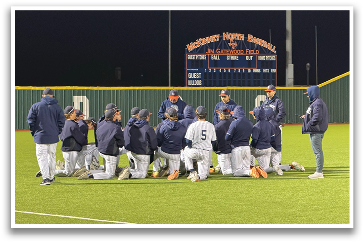 Baseball players huddled on the field, some wearing hoodies. Contenido generado con IA