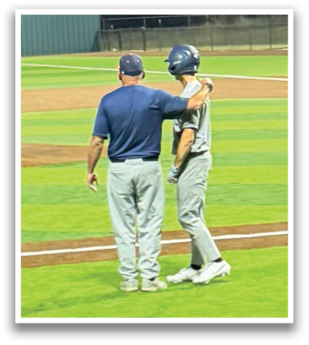 Two men are talking on a baseball field. Contenido generado con IA