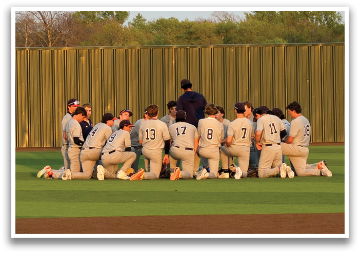 A group of baseball players kneeling on the field, huddled together. Contenido generado con IA