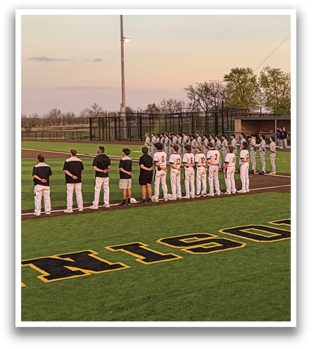 A baseball team is standing on the field, with some players wearing black and white uniforms. Contenido generado con IA
