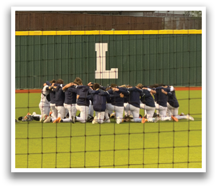 A group of baseball players are huddled together on the field, with their arms around each other. Contenido generado con IA