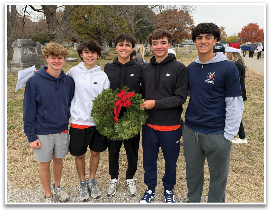 Four young men pose for a picture with a wreath. Contenido generado con IA