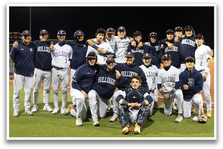 A group of baseball players posing for a photo on a field. Contenido generado con IA