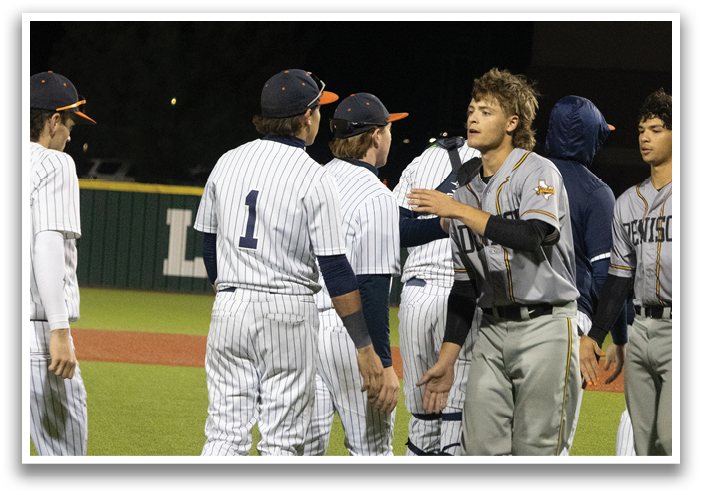 Baseball players on a field, some shaking hands. Contenido generado con IA