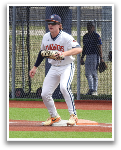 A baseball player is standing on a field, holding a baseball glove and preparing to catch a ball. Contenido generado con IA