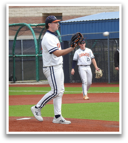 A baseball player in a white uniform is throwing a ball. Contenido generado con IA