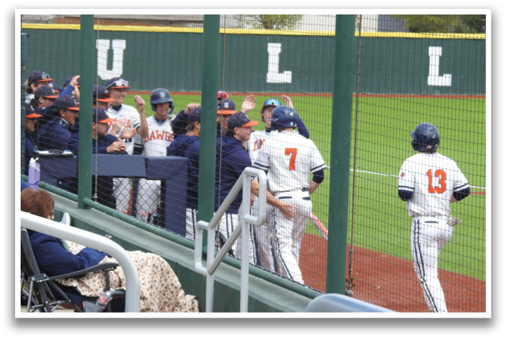Baseball players on a field with a crowd of people watching. Contenido generado con IA