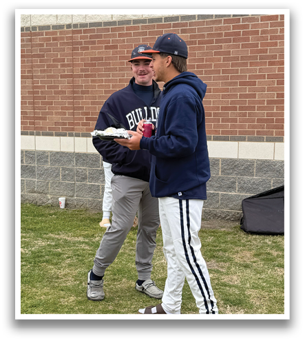 Two men are standing on a grass field, one holding a frisbee. Contenido generado con IA