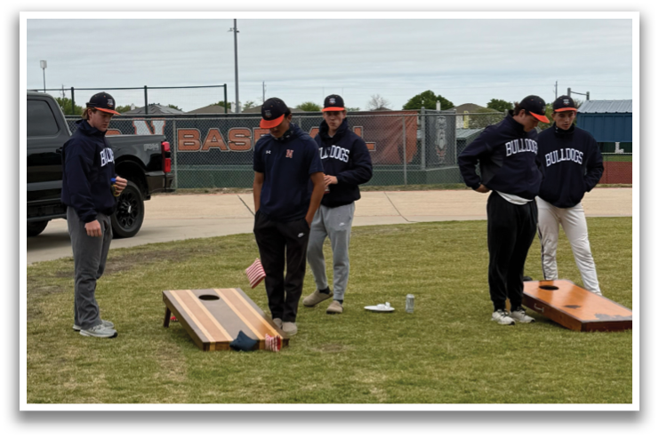 A group of men are playing a game of darts on a grassy field. Contenido generado con IA