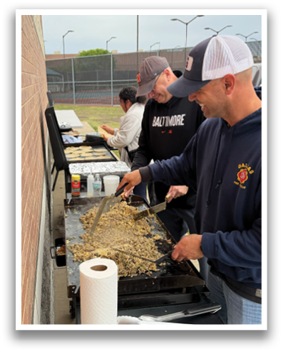 Three men are standing around a grill, cooking food. Contenido generado con IA