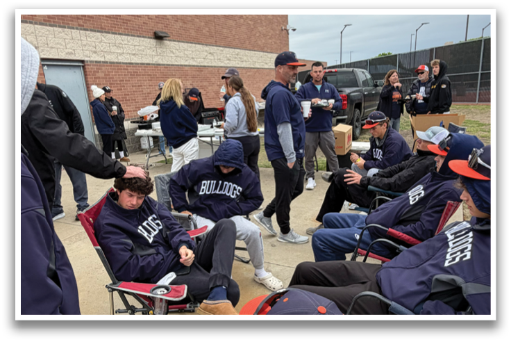 A group of people are sitting on chairs outside, some are wearing baseball caps. Contenido generado con IA