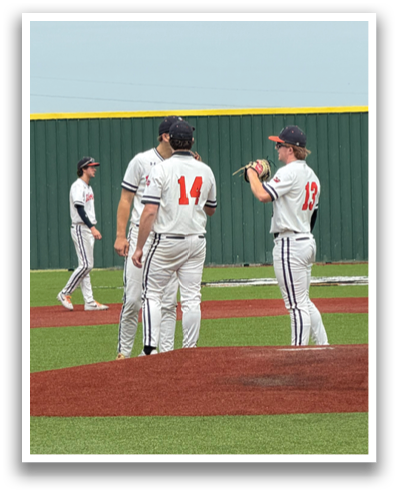 Three baseball players are standing on a field, engaged in conversation. Contenido generado con IA