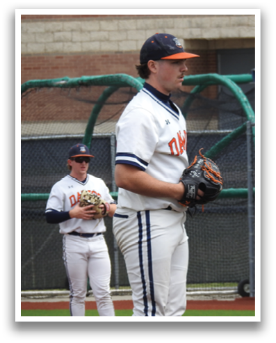 Two baseball players on a field, one wearing a white uniform and the other wearing a black and white uniform. The player in the white uniform is holding a baseball glove. Contenido generado con IA