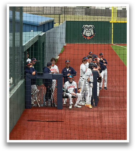 Baseball players in a dugout, some standing and some sitting, wearing uniforms and helmets. Contenido generado con IA