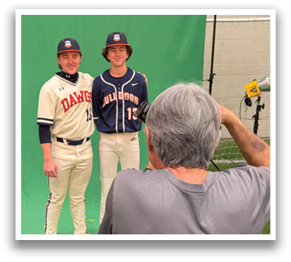 Two baseball players are standing on a field in front of a green backdrop. Contenido generado con IA