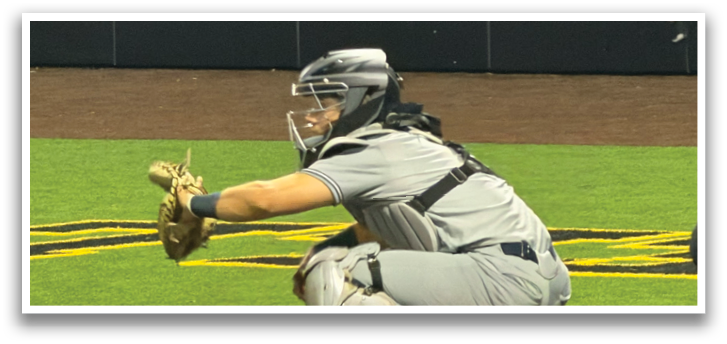 A baseball player is in a crouched position, ready to catch the ball. Contenido generado con IA