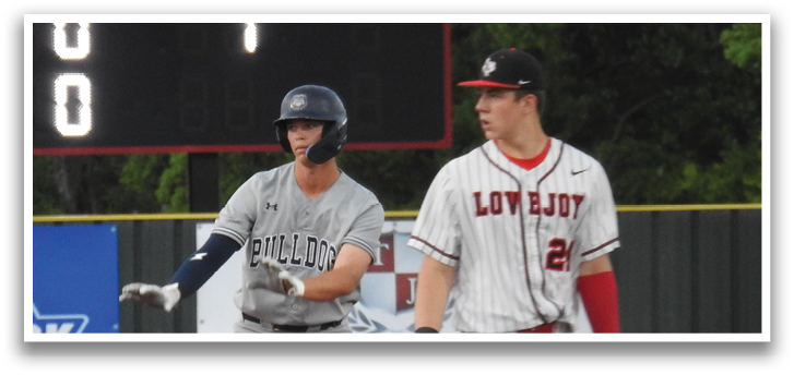Two baseball players are standing on the field, one wearing a blue helmet. Contenido generado con IA