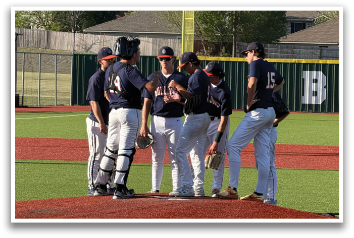 A group of baseball players on a field, some of them wearing red and white uniforms, are standing around the pitcher's mound. Contenido generado con IA