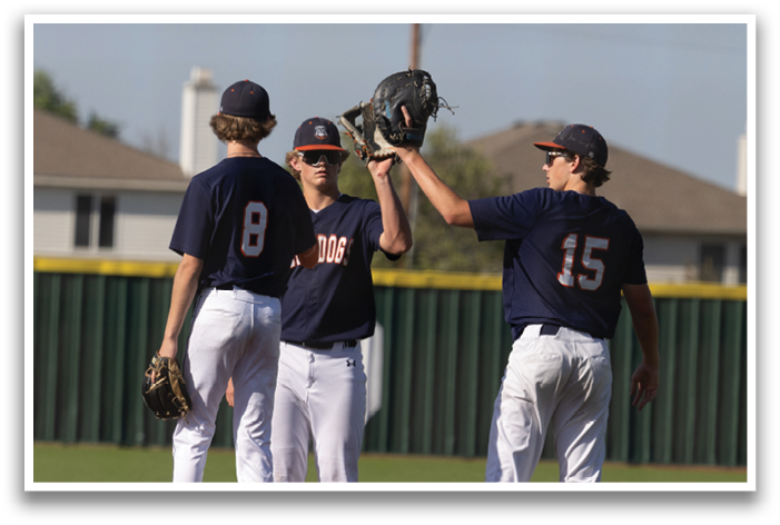 Three baseball players are standing on a field, one of them holding a baseball glove. Contenido generado con IA