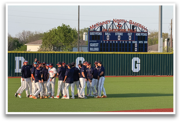 A group of baseball players are standing on the field, some of them are wearing helmets. Contenido generado con IA