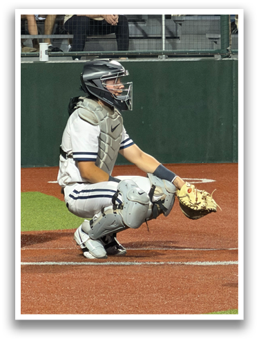 A baseball player is in the middle of a dive, attempting to catch a ball. Contenido generado con IA