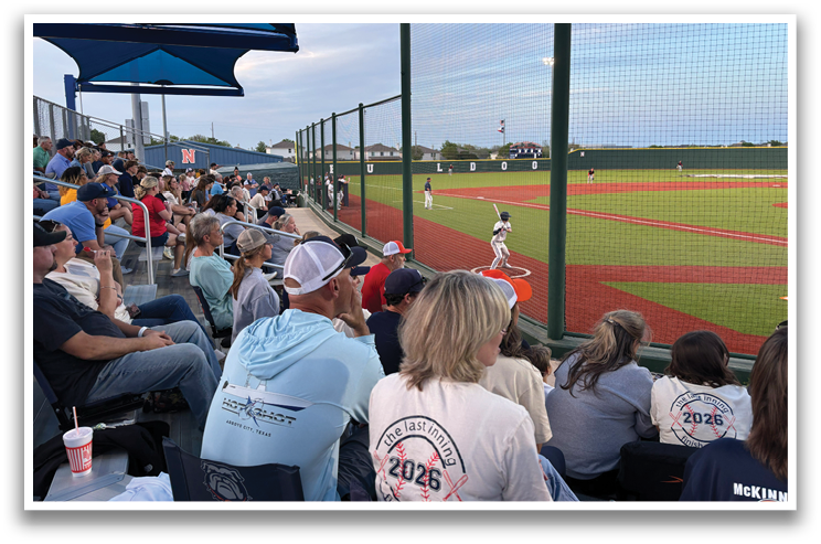 A group of people are sitting on a baseball field. Contenido generado con IA