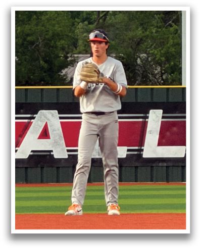 A baseball player in a grey uniform is standing on the field, holding a catcher's mitt. Contenido generado con IA