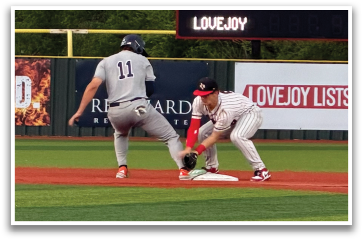 A baseball player is sliding into home plate while the catcher tries to tag him out. Contenido generado con IA