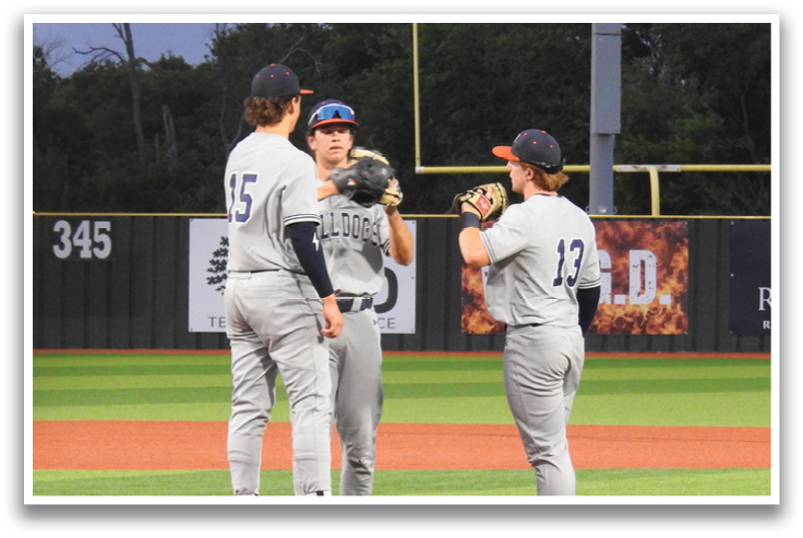 Three baseball players standing on a field, two of them wearing gloves. Contenido generado con IA