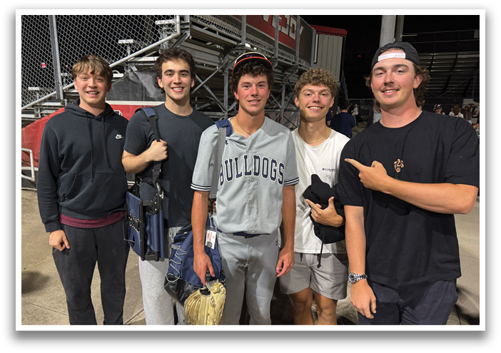 Four young men pose for a picture with a baseball player in the middle. Contenido generado con IA