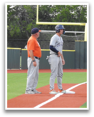 Two men are standing on a baseball field, one of them wearing a baseball glove. Contenido generado con IA