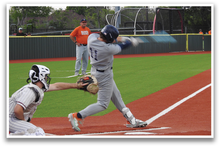 A baseball player is swinging a bat at a ball, while a catcher is positioned behind him. Contenido generado con IA