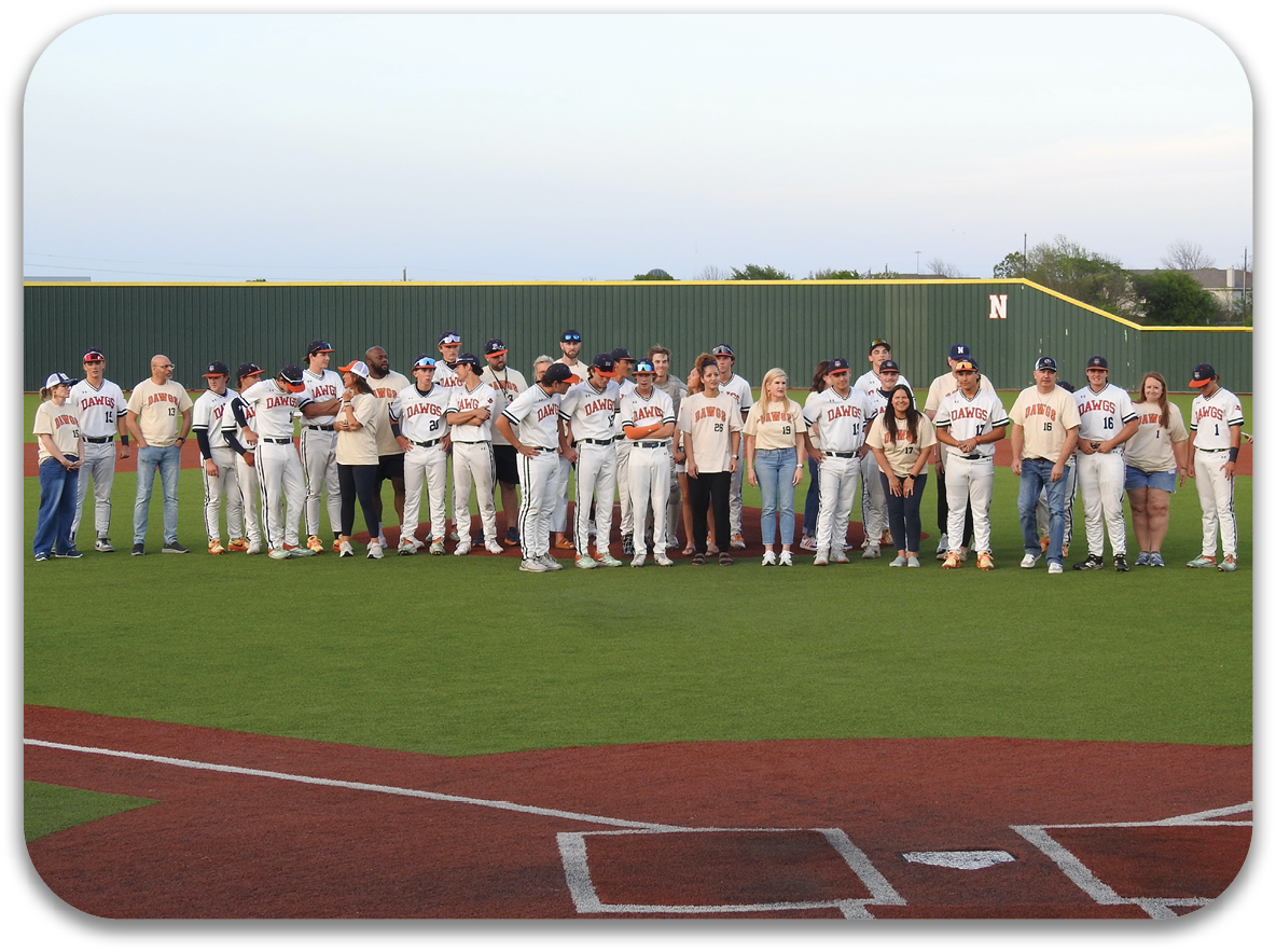 A group of people are standing on a baseball field, posing for a picture. Contenido generado con IA
