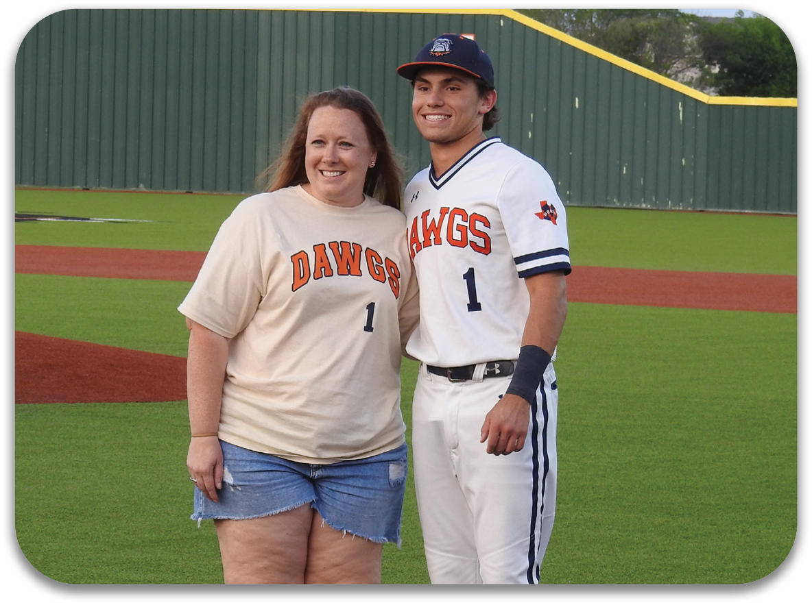 A man and woman stand on a baseball field, posing for a picture. Contenido generado con IA