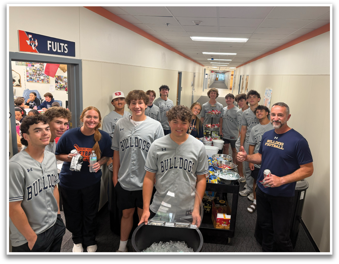 A group of people, including both men and women, are standing in a hallway. They are holding cans of soda and posing for a picture. Contenido generado con IA
