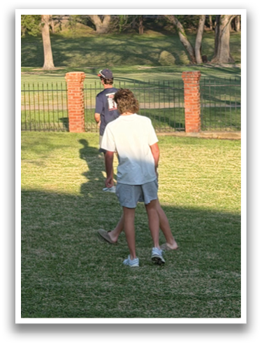 A group of people are playing frisbee in a park. Contenido generado con IA