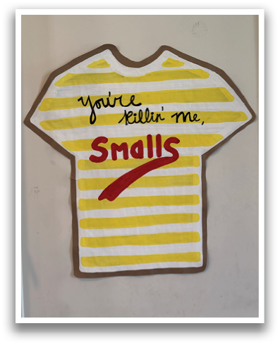 A yellow and red striped shirt with the words “you killed me" written on it. Contenido generado con IA