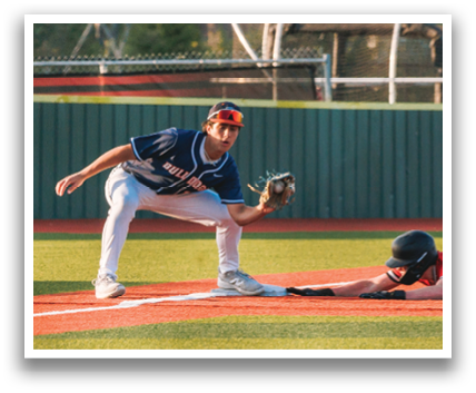 Two baseball players are on the field, one sliding into a base while the other tries to catch the ball. Contenido generado con IA