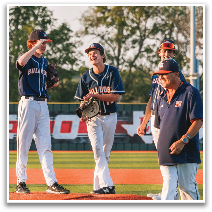 Three baseball players standing on a field, two of them wearing blue shirts and one wearing a red shirt. Contenido generado con IA