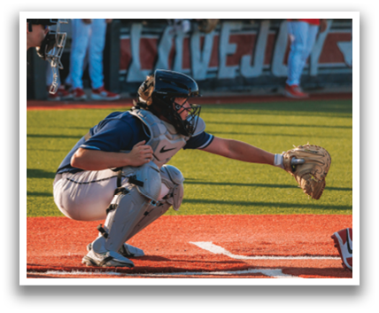 A baseball player is running towards home plate while the catcher is trying to tag him out. Contenido generado con IA