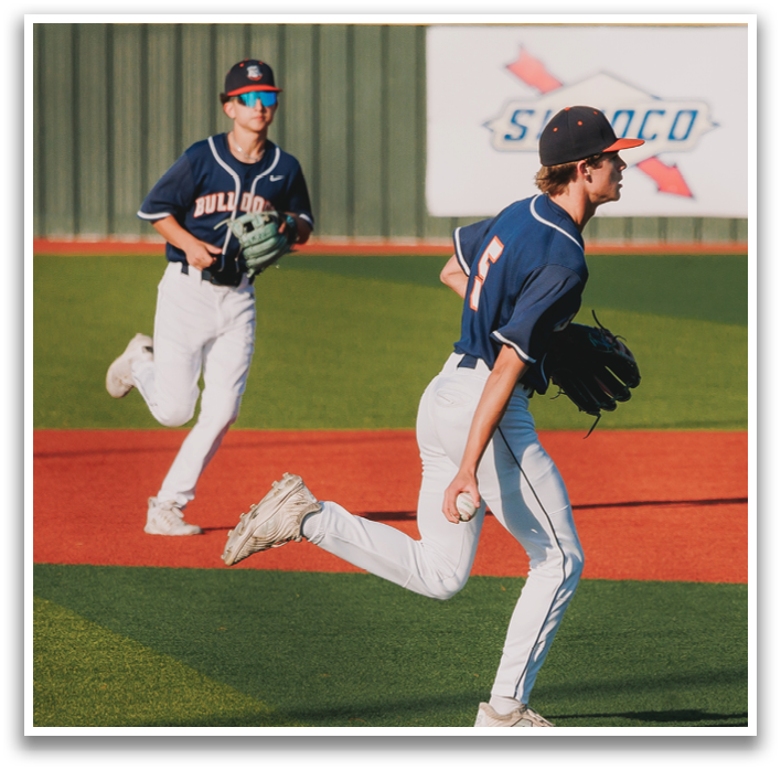 Two baseball players on a field, one throwing a ball and the other running to catch it. Contenido generado con IA