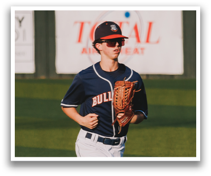 A baseball player wearing a blue shirt and white pants is running on the field. Contenido generado con IA
